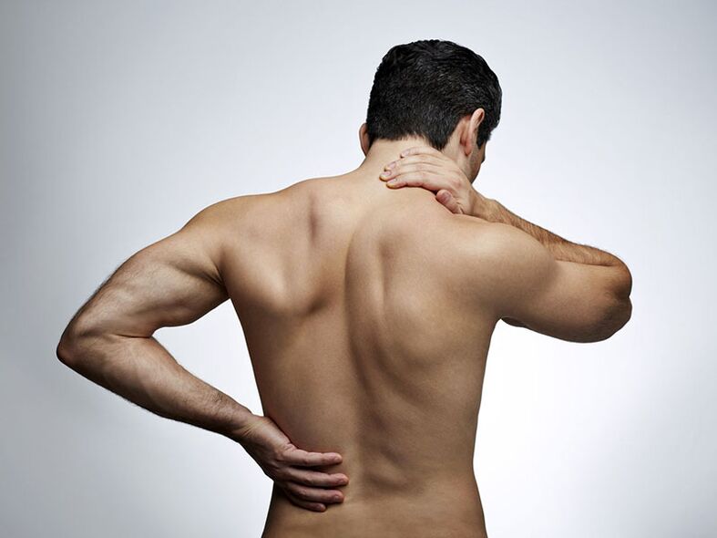 Hlavními příznaky osteochondrózy jsou bolesti v krku, zádech a dolní části zad. 
