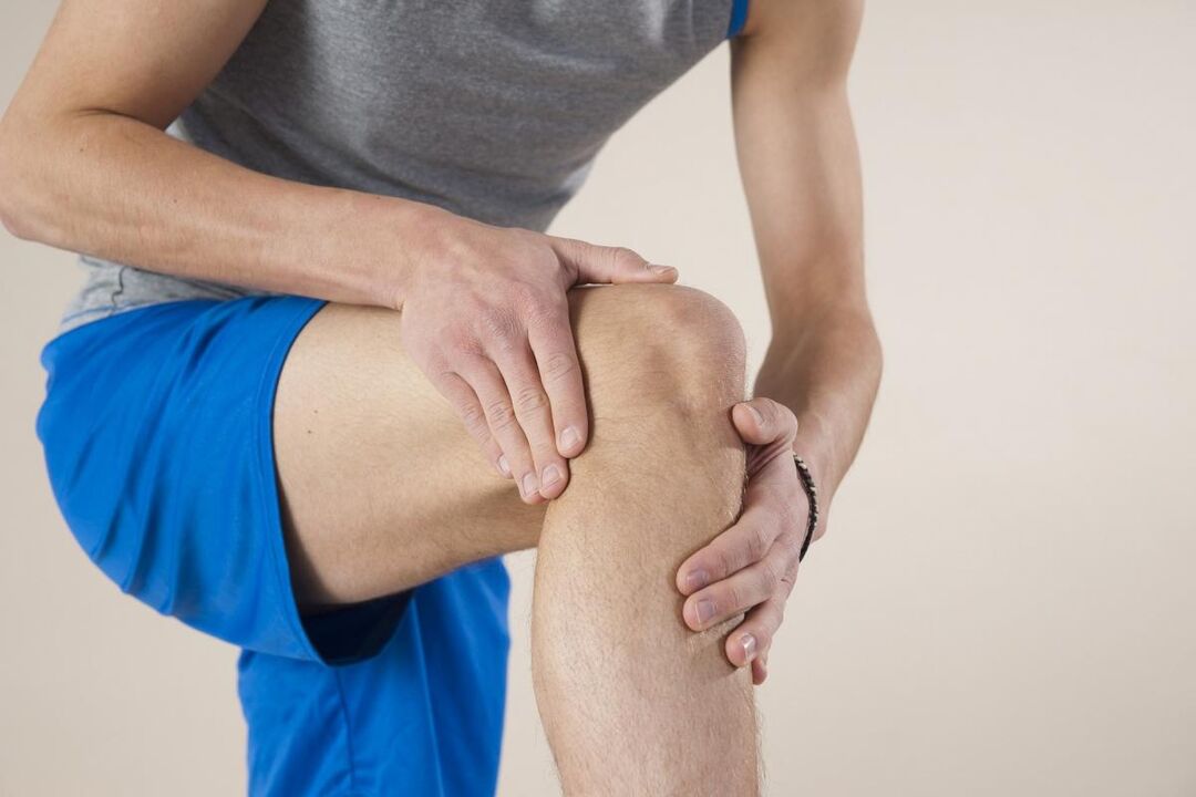 První bolest a ztuhlost kloubu v důsledku artrózy se připisuje podvrtnutí svalů a vazů